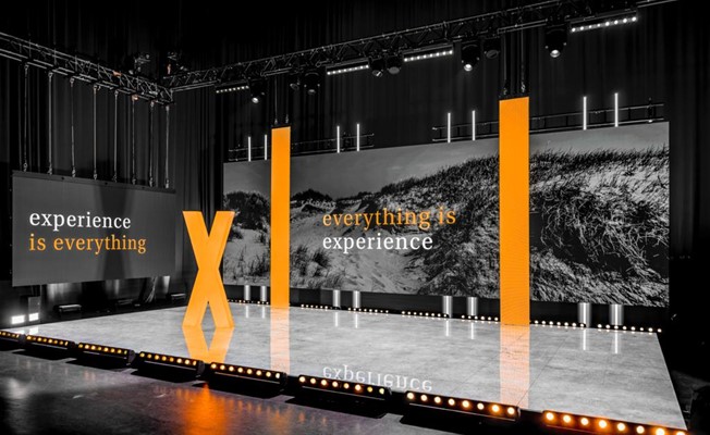 De kracht van sfeer. XSAGA evenementenbureau uit Amsterdam. Logo van het bedrijf en de slogan.