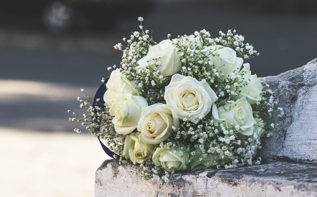 Klassiek bruiloftsboeket met witte en grote bloemen