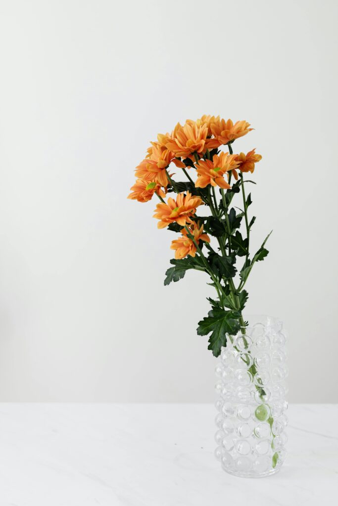 Gele chrysanten in een vaas